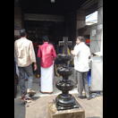 Im Innern dieser Kapelle wird das Kreuz von den Gläubigen wie ein hinduistisches LIngam mit Flüssigkeiten übergossen